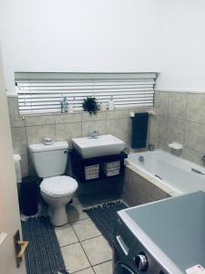 Ένα μπάνιο στο Malbar Self Catering 2
