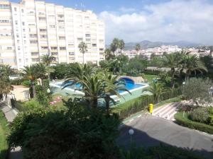 widok na basen przed budynkiem w obiekcie Beachfront 82 w mieście Torrox Costa