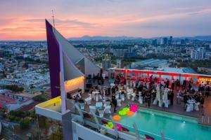 グアダラハラにあるHard Rock Hotel Guadalajaraの建物の上に立つ人々