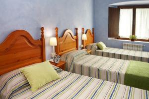 Parlavà的住宿－Mas can Salvi，蓝色墙壁客房的两张床