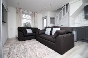 ein Wohnzimmer mit einem Sofa und einem Tisch in der Unterkunft Better than a Hotel in Swansea