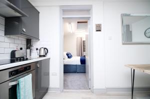 Dapur atau dapur kecil di 3 Beds - Parking - Near Morriston Hospital