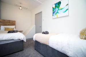 ein Schlafzimmer mit 2 Betten und einem Wandgemälde in der Unterkunft Better than a Hotel in Swansea