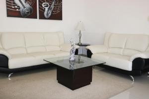 a living room with two white couches and a coffee table at Apartamento Amueblado Amplio Tranquilo Privado Como tu lo Mereces in Santiago de los Caballeros