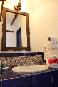een badkamer met een wastafel en een spiegel bij Hotel Costa Linda Beach in La Loma