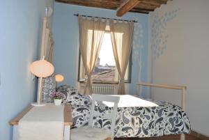 um quarto com uma cama e uma janela em Antico Gioiello Umbro , appartamento con terrazza em Foligno