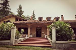 a house with stairs leading to the front door at Tenuta I Ginepri in Ozzano dell Emilia