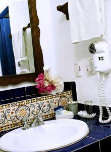 a bathroom with a sink and a mirror at Hotel Costa Linda Beach in La Loma