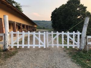 una cerca blanca frente a un edificio en Tenuta I Ginepri, en Ozzano dell'Emilia