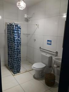 a bathroom with a toilet and a shower and a sink at La Estacion Hostel - Pipa in Pipa
