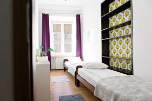 Łóżko lub łóżka w pokoju w obiekcie Folk Hostel