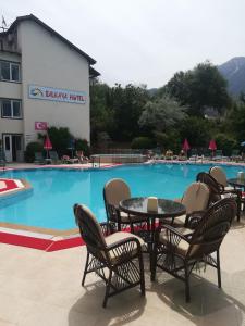 A piscina localizada em Balkaya Hotel ou nos arredores