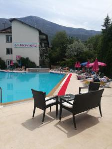 A piscina localizada em Balkaya Hotel ou nos arredores