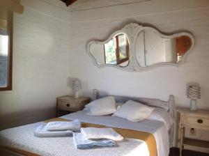 a bedroom with a bed with two towels on it at Coco Loco Lodge in La Paloma