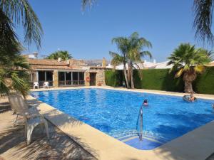 osoba pływająca w basenie w willi w obiekcie Clubrent - Townhouse La Merced w mieście Calpe