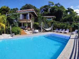 בריכת השחייה שנמצאת ב-Casa de la Luna - Private Suites או באזור
