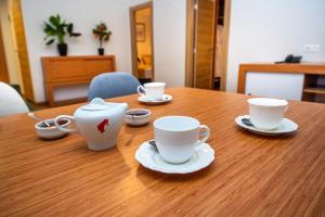 Kemudahan buat kopi dan teh di Orbi Palace Hotel Official