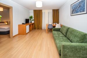 Ruang duduk di Orbi Palace Hotel Official