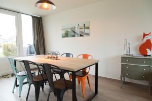una sala da pranzo con tavolo e sedie di ESCARGOT a Middelkerke