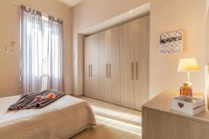 1 dormitorio con 1 cama y vestidor con espejo en La Casa Rosa, en Terni
