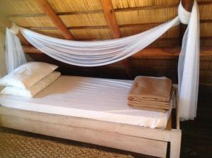 سرير أو أسرّة في غرفة في Coco Loco Lodge