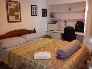 um quarto com uma cama com um livro em AMPLA E CONFORTÁVEL SUITE - BAIRRO DO ESPINHEIRO - RECIFE em Recife