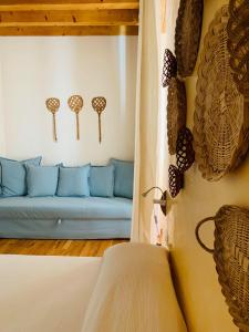 una sala de estar con sofá y mariposas en la pared en B&B MARNUDD en Bisceglie