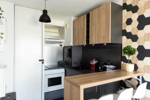 モンテヴランにあるSunny Studio Disneyland Parisの部屋にある木製のカウンタートップを備えたキッチン +15枚の写真