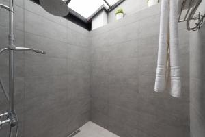 A bathroom at APARTAMENTOS BLUE EYES