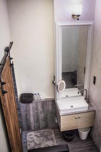 台南的住宿－夏夜行館，一间带水槽和镜子的浴室