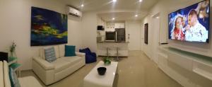 a living room with a couch and a tv at Apartamento Morros Epic Cartagena in Cartagena de Indias