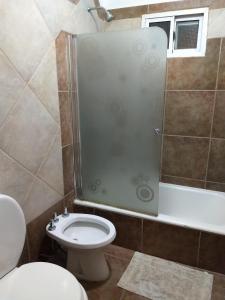 y baño con ducha, aseo y lavamanos. en Depto, planta baja en Salta