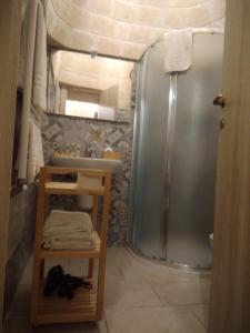 bagno con doccia e lavandino di RITORNO AD ITACA a Locorotondo