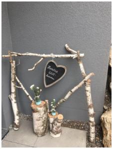 a tree frame with two plants and a heart sign at Ferienwohnung Bodensee Nenzingen Hegau in Orsingen-Nenzingen