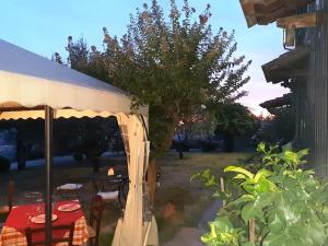 einen Tisch und Stühle unter einem Zelt im Hof in der Unterkunft Agriturismo Borgo La Casetta in San Baronto