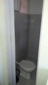 un piccolo bagno con servizi igienici e doccia di Pousada Progresso a Parnaíba