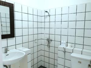 Vannituba majutusasutuses Bedugul Lake View Residence Unit B-6