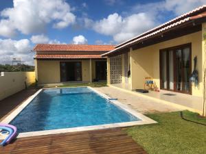 a swimming pool in the backyard of a house at Chalés Polinésia in Touros