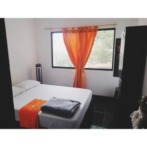 Postel nebo postele na pokoji v ubytování CAMPO VALDES PARK HOSTEL