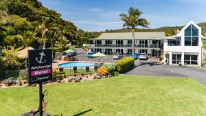 un hotel con un cartel delante en Anchorage Motel, en Paihia