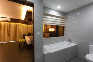 Baðherbergi á Cebu White Sands Resort and Spa