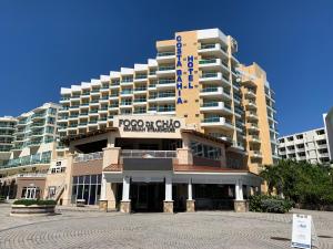 Un gran edificio con un cartel delante. en Costa Bahia Hotel Paseo Caribe, en San Juan