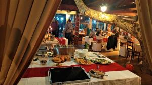 einen Tisch mit Essen in einem Restaurant in der Unterkunft Pansion River in Sarajevo