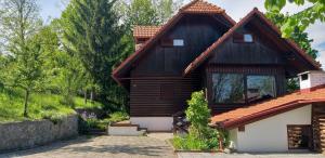 ein Holzhaus mit einem Gameradach in der Unterkunft Holiday House Pure Nature in Lučica