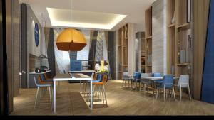 une salle à manger avec une table et des chaises bleues dans l'établissement Holiday Inn Express Kaifeng City Center, an IHG Hotel, à Kaifeng