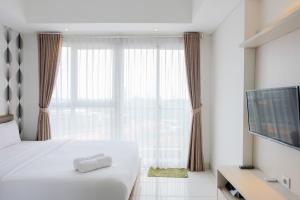 sypialnia z łóżkiem i dużym oknem w obiekcie Homey and Comfy Studio Casa De Parco Apartment By Travelio w mieście Samporo +9 zdjęć