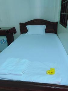 A bed or beds in a room at Anh Linh Guest House