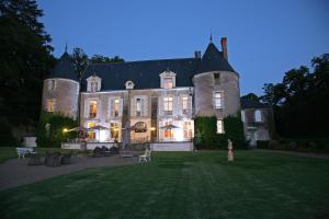 una casa grande con un patio de hierba delante de ella en Château De Pray, en Amboise