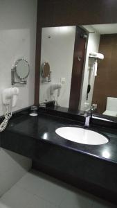Koupelna v ubytování Rouba Residency Hotel