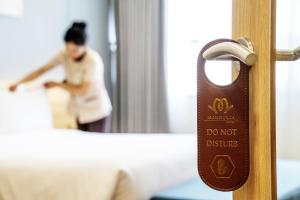 Giường trong phòng chung tại Magnolia Hotel